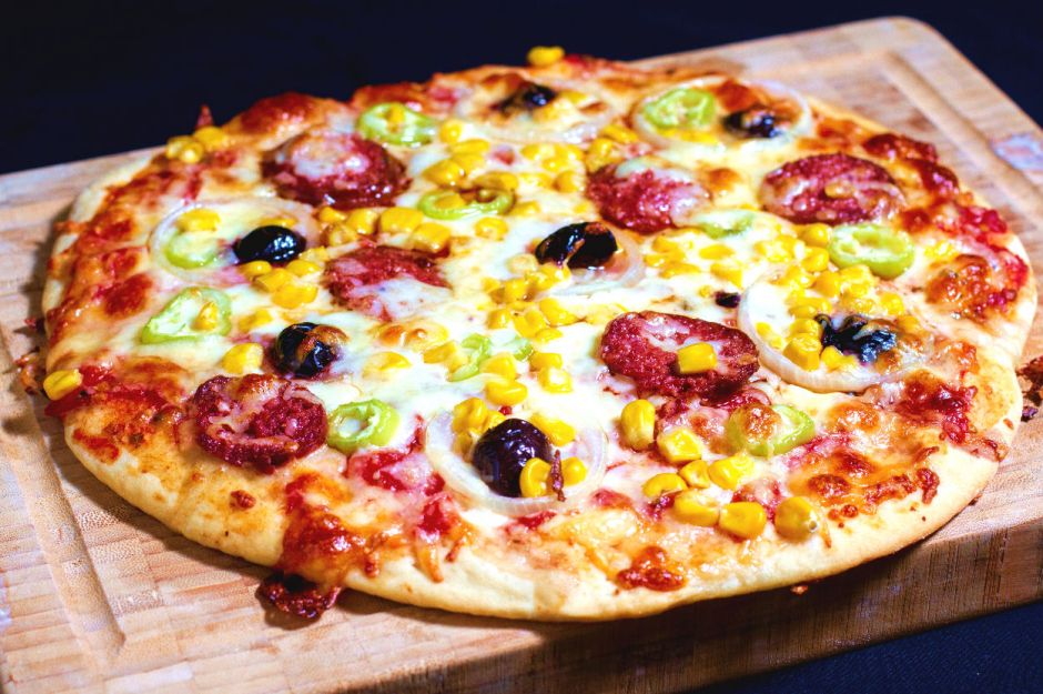 https://yemek.com/tarif/ev-usulu-pizza/ | Ev Usulü Pizza Tarifi