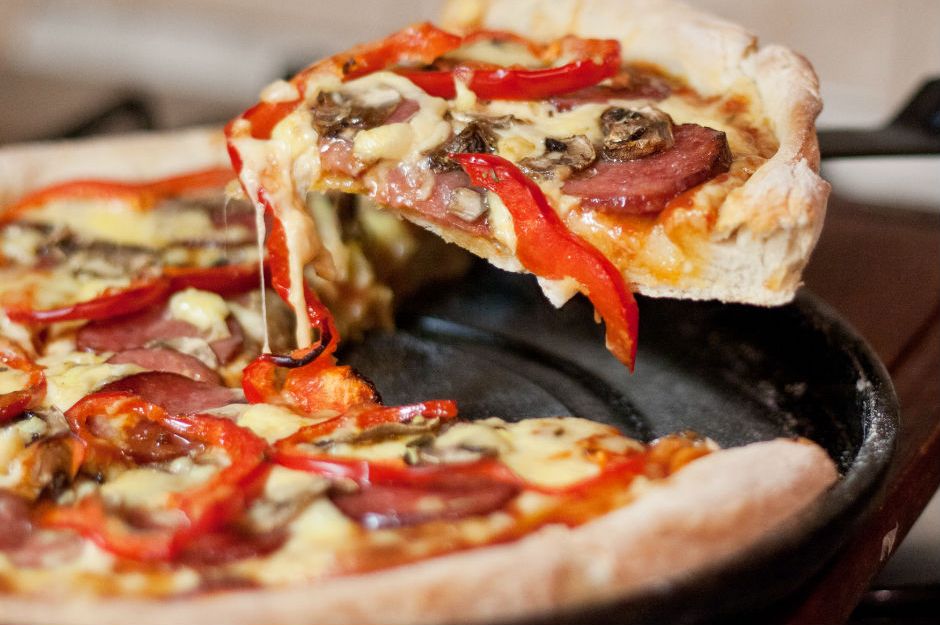 https://yemek.com/tarif/karisik-pizza-yapimi/ | Karışık Pizza Yapımı Tarifi