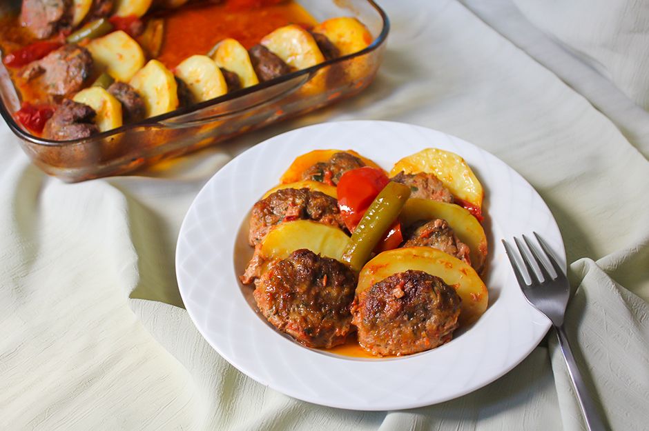 https://yemek.com/tarif/patatesli-kofte-dizmesi/ | Patatesli Köfte Dizmesi Tarifi