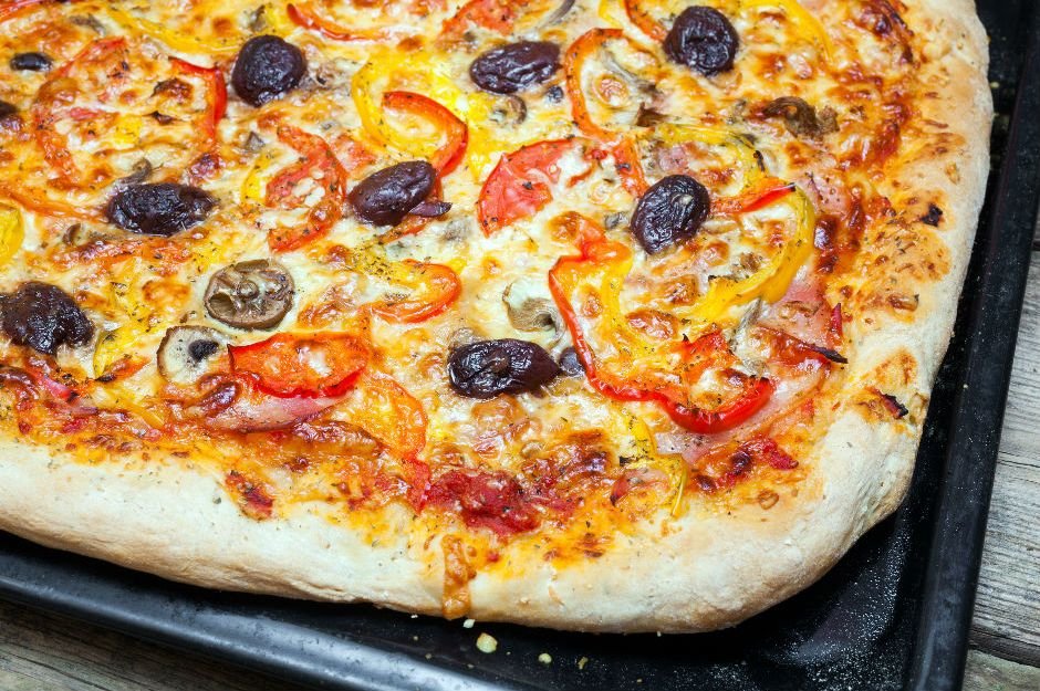 https://yemek.com/tarif/tepside-karisik-pizza/ | Tepside Karışık Pizza Tarifi